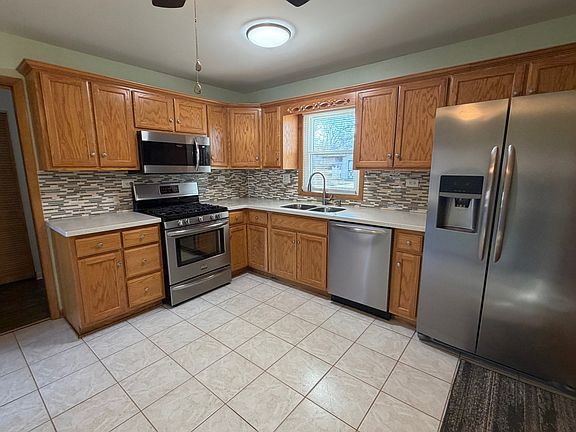 5th image of 254 Willow St
