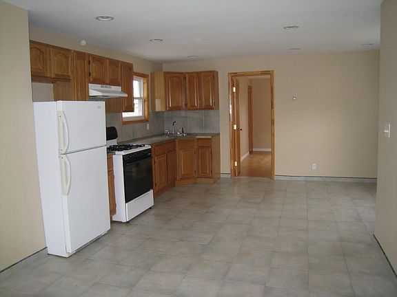 3rd image of 26 Walker St