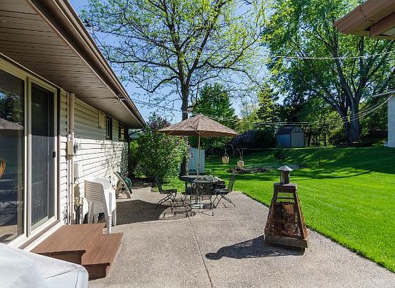 2nd image of 980 Oakwood Dr