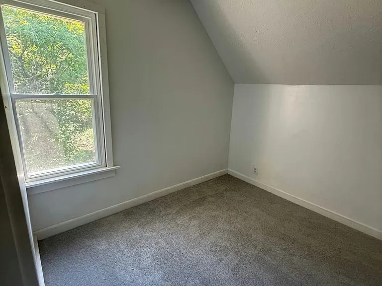 9800 Kennedy Ave — Photo 22