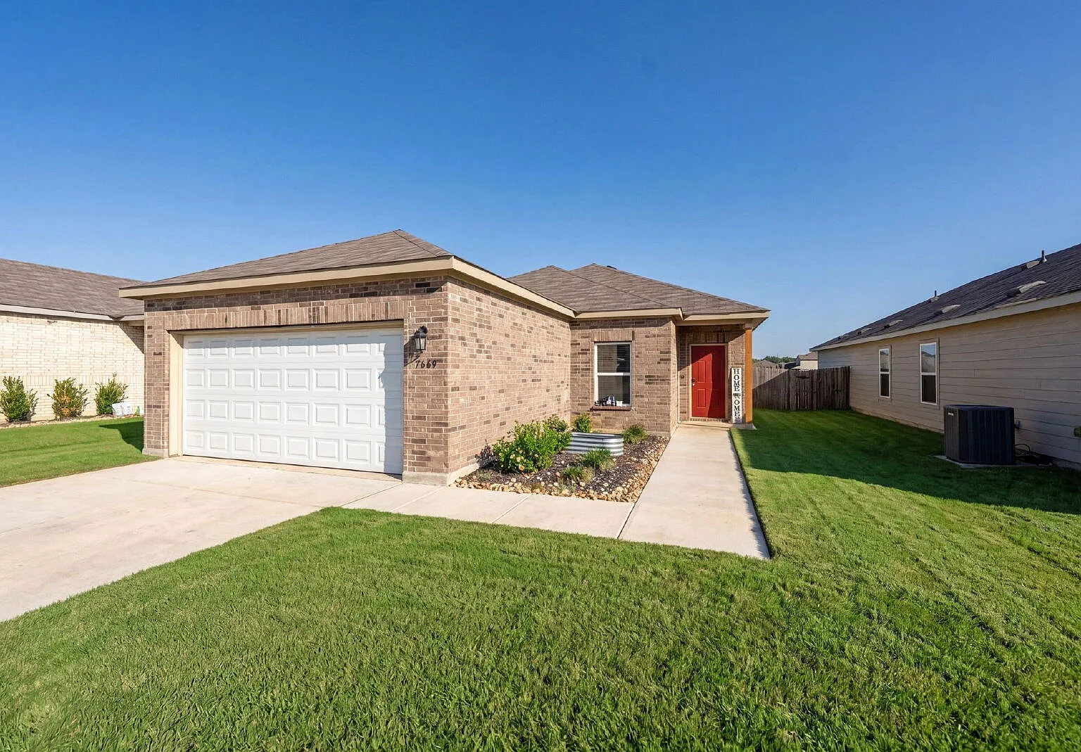 3 bed, 2.0 bath, 1233 sqft, $1,600 — Photo 3