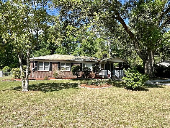 3rd image of 150 Parkwood Cir