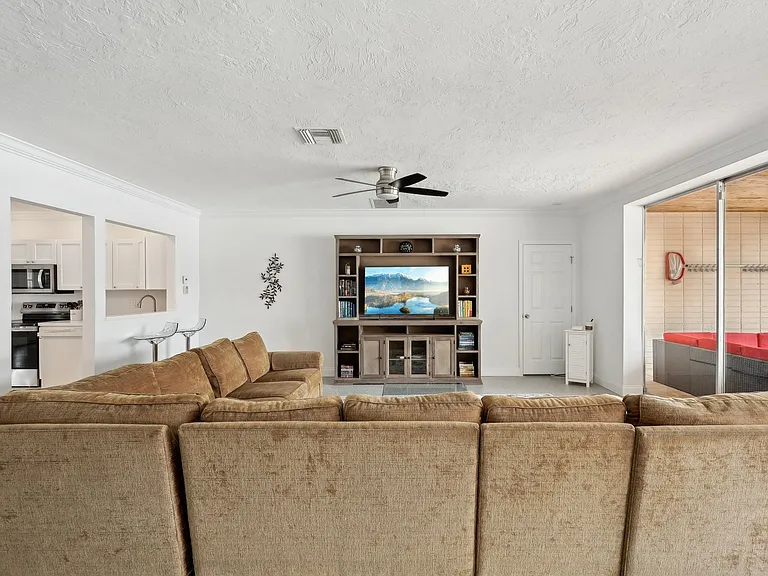 55 N Washington Dr — Photo 5