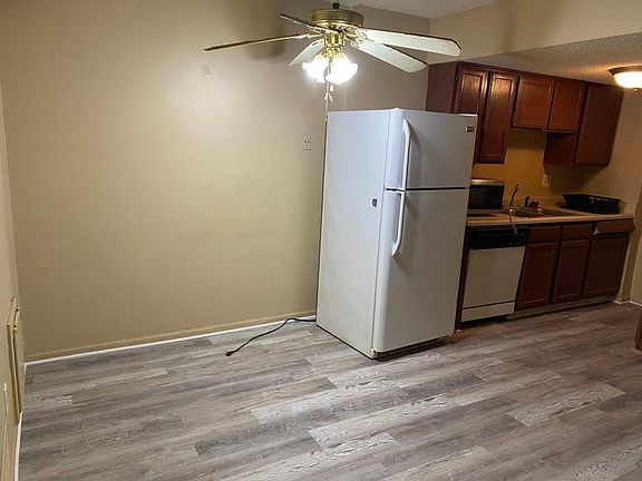 3rd image of 104 E South Ave
