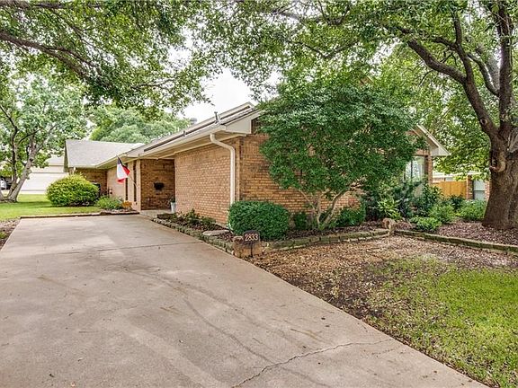 3rd image of 2833 N Surrey Dr