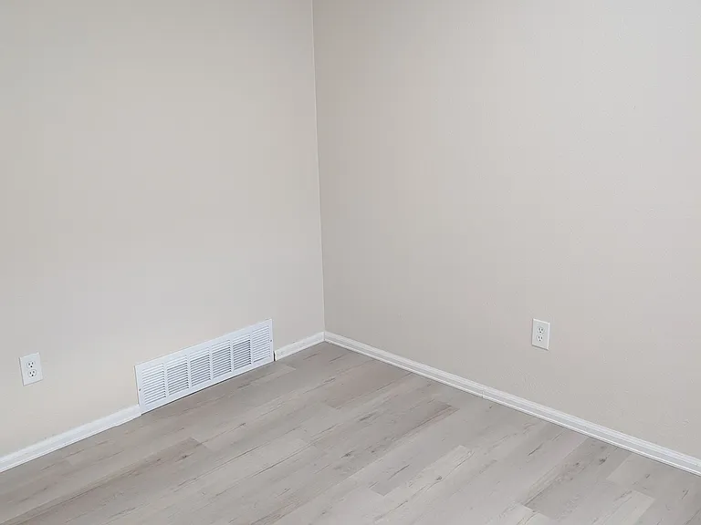 small 4th room upstairs for office, play room, she care, man cave