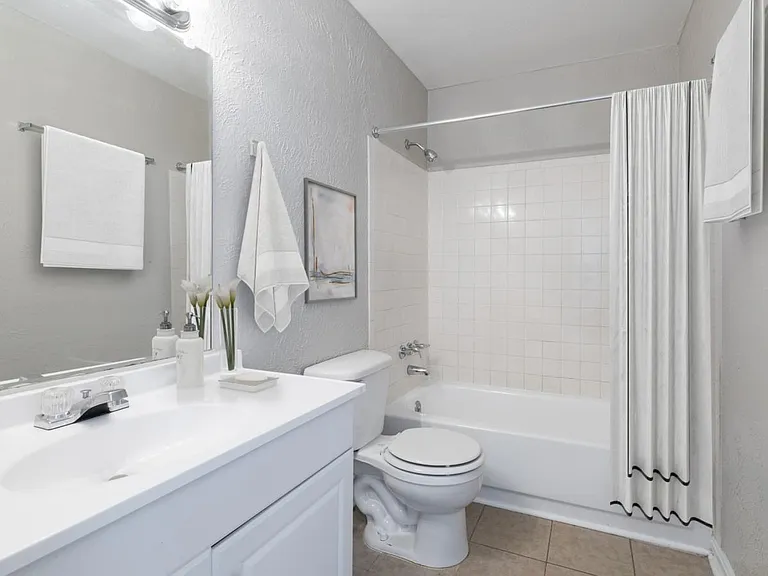 Country Club Apartments — Photo 6