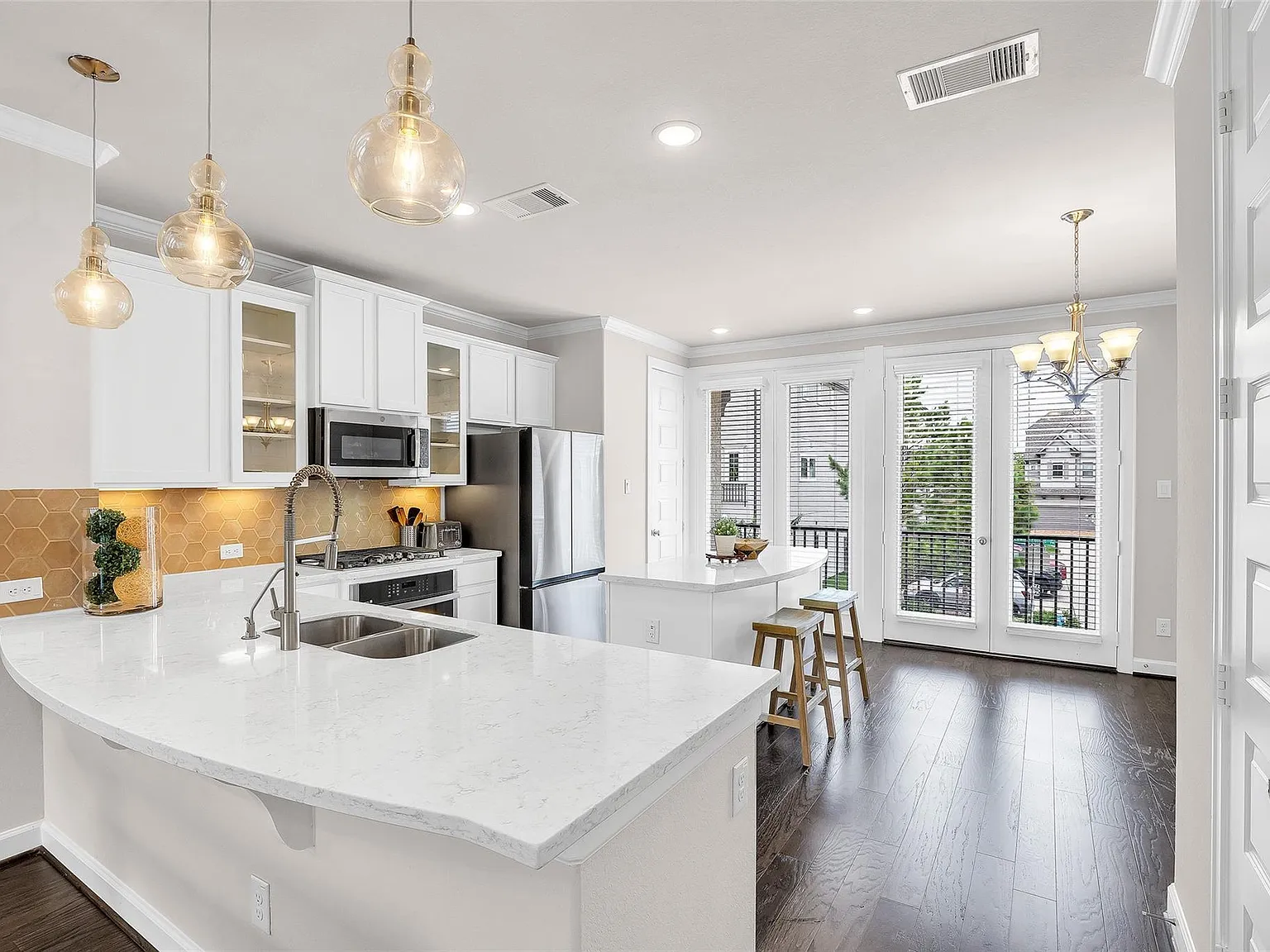 3 bed, 3.5 bath, 2299 sqft, $2,700 — Photo 3