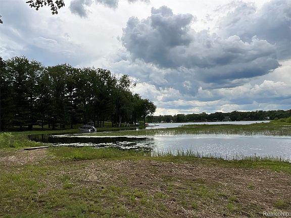 2nd image of 2192 Lake Rd