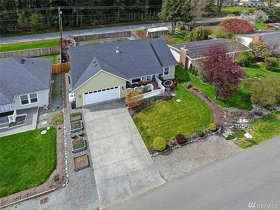 3rd image of 1608 Country Club Dr