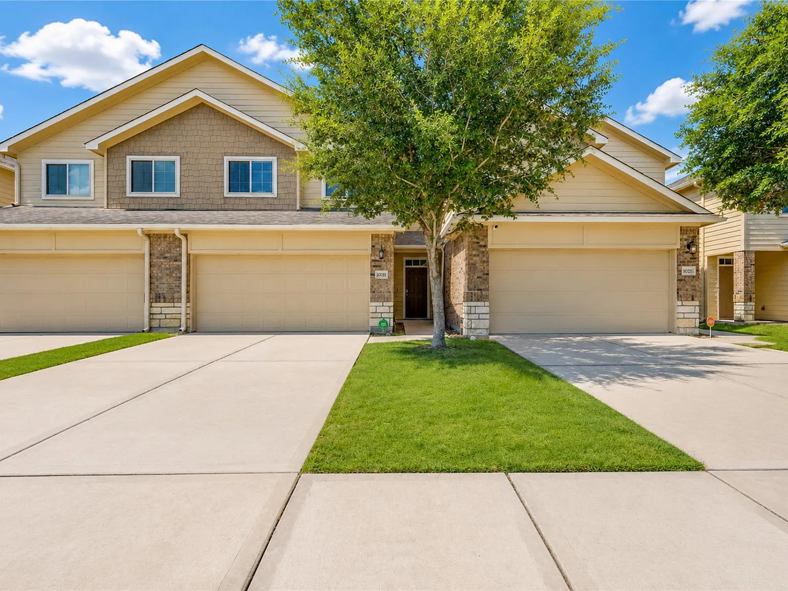 3 bed, 2.5 bath, 1820 sqft, $2,095 — Photo 3