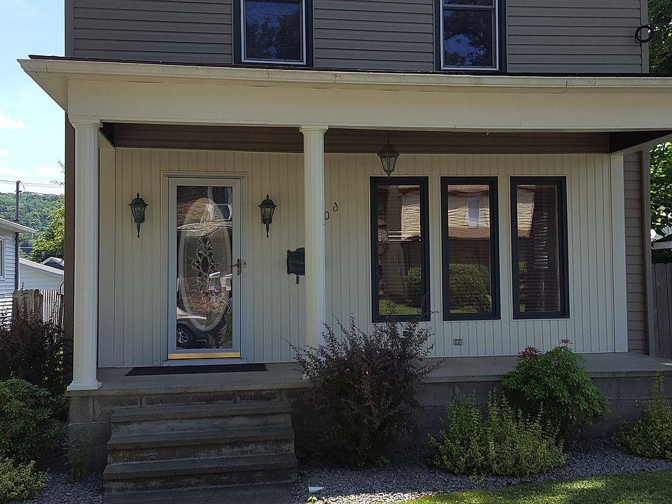 1st image of 609 W Elm St