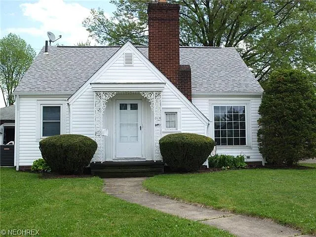 1002 Clarendon Ave NW photo 1