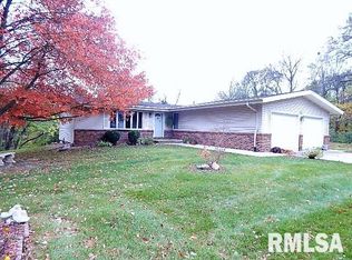 19 Scarborough Dr, Mackinaw, IL
