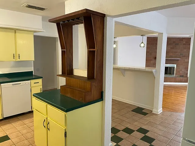 Big side kitchen/bar
