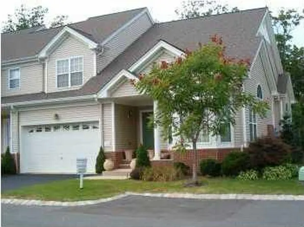 13 Village Dr, Eatontown, NJ 07724