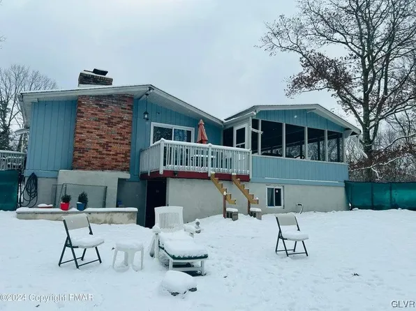 1069 Bear Dr, Bushkill, PA 18324