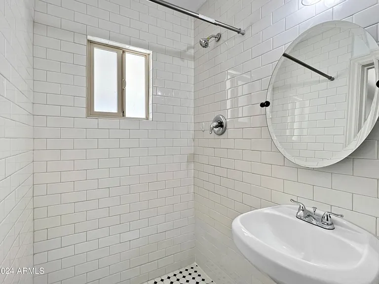 1415 W 7th St — Photo 15