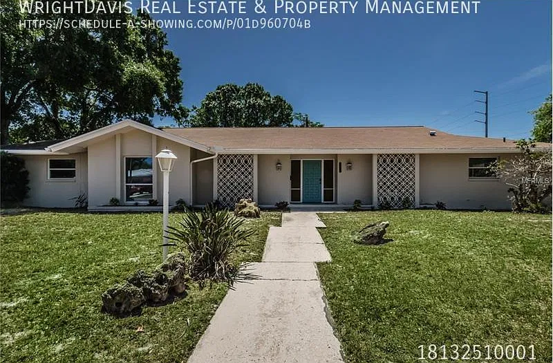 Unique and spacious 5 bed/3.5 bath South St Pete home! — Photo 1