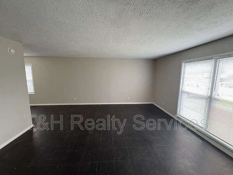 3 bed, 1.0 bath, 1189 sqft, $1,350 — Photo 4