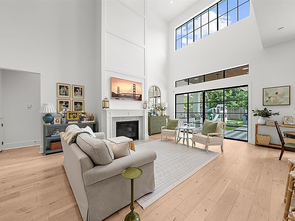 5th image of 215 W 34th St