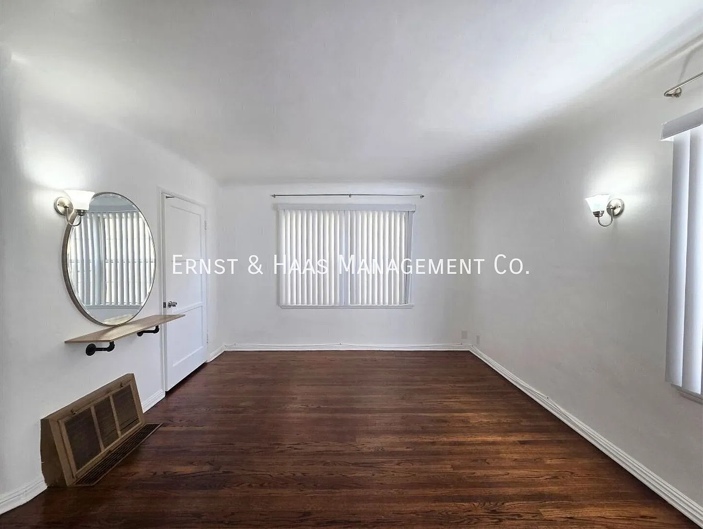Wonderful 1-Bedroom Apartment Just a Block from the Ocean! — Photo 3