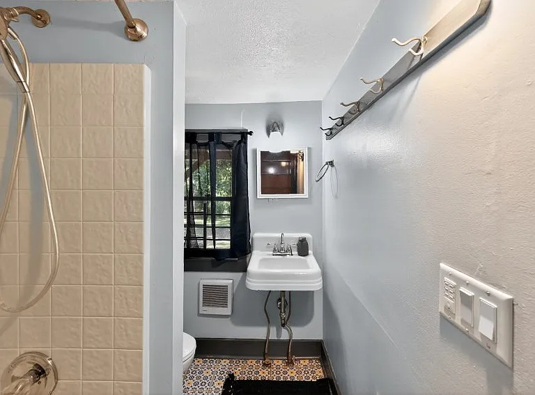 1455 E Broad St — Photo 18