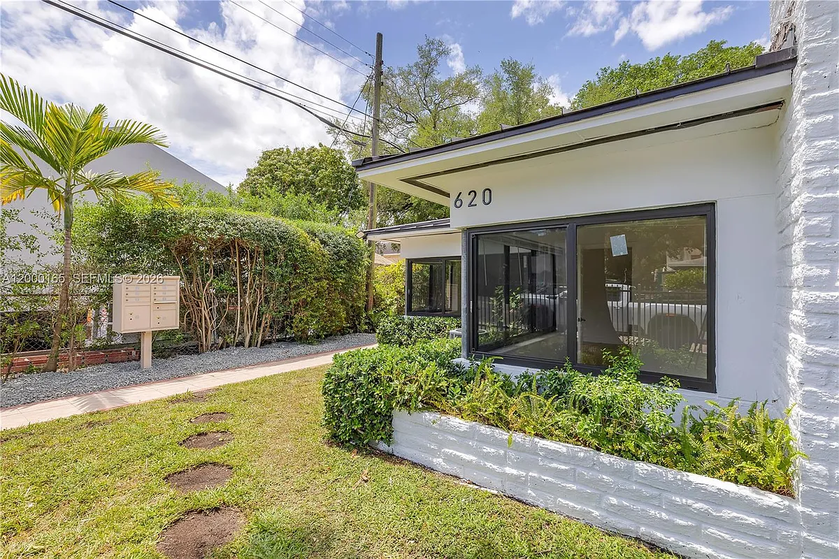 Building Photo - 620 SW 6th Ave #2