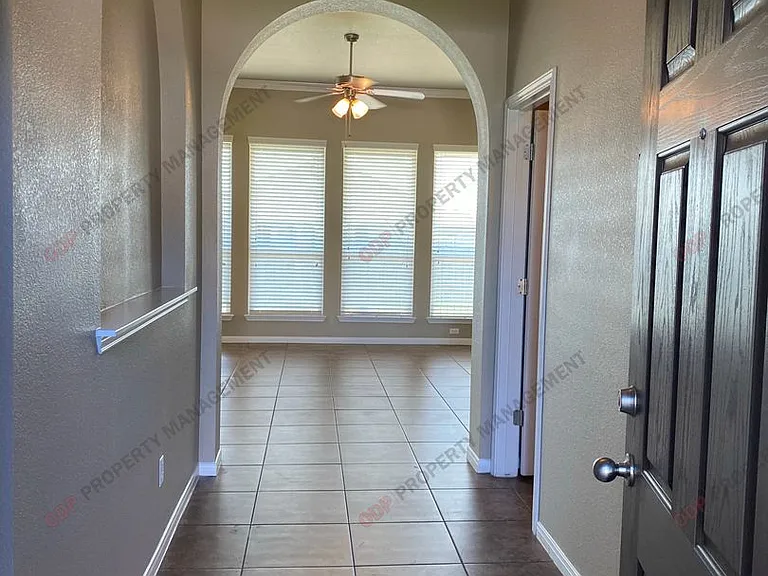 5607 Blackstone Dr — Photo 2
