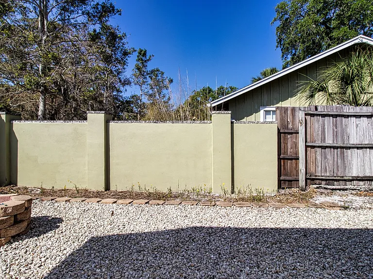 995 Virginia Dr — Photo 5