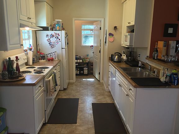 Kitchen with Pantry & Washer Dryer Unit