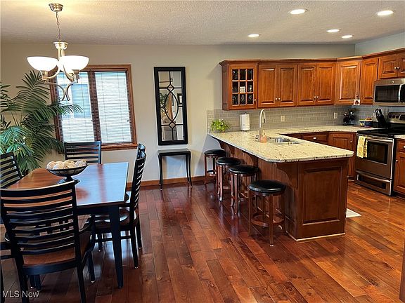 3rd image of 1216 Meadowbrook Dr