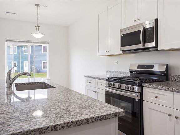 4th image of 1033 Gillespie Ln