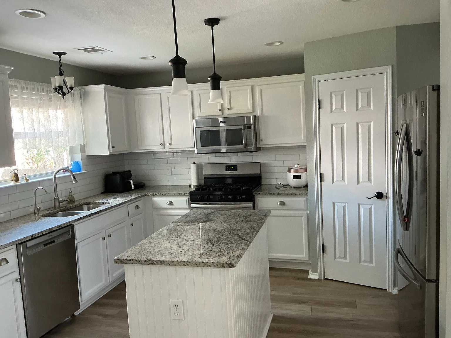 3 bed, 2.5 bath, 2108 sqft, $2,200 — Photo 3