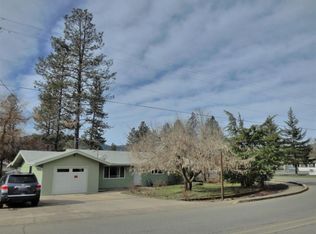 432 S Junction Ave, Cave Junction, OR 97523