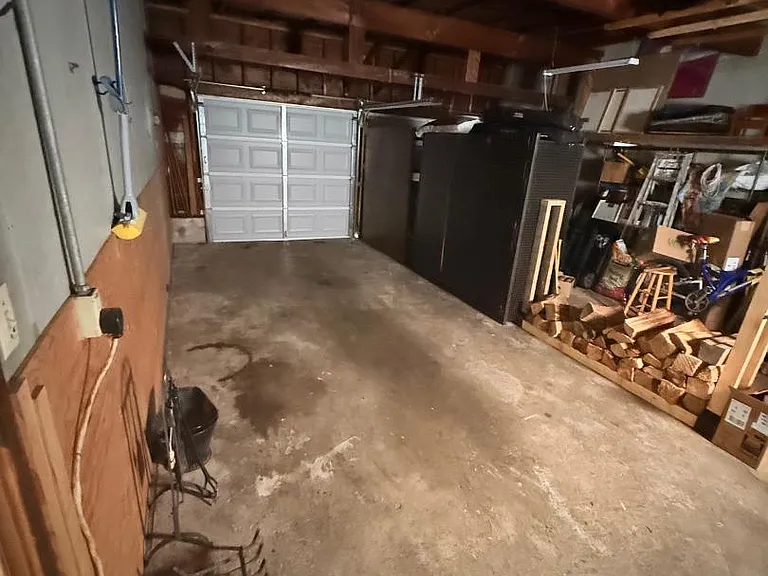 564 Eugene St — Photo 11