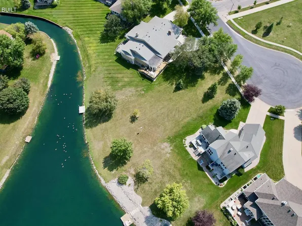 2735 30th Ave S, Fargo, ND 58103