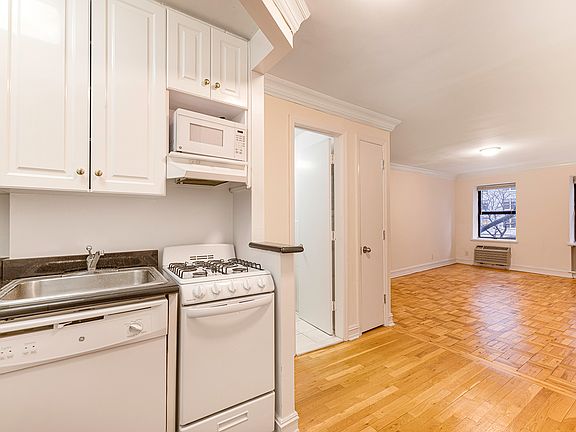 3rd image of 239 W 64th St #3D