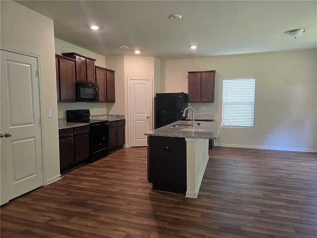 3 bed, 2.5 bath, 1848 sqft, $1,900 — Photo 2