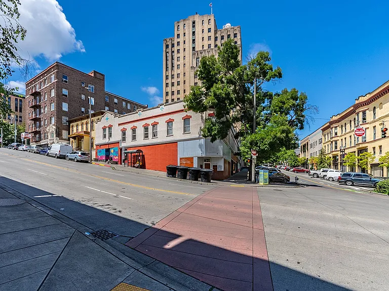 Rialto Apartments Historic Charm Meet Attainable Urban Living — Photo 15