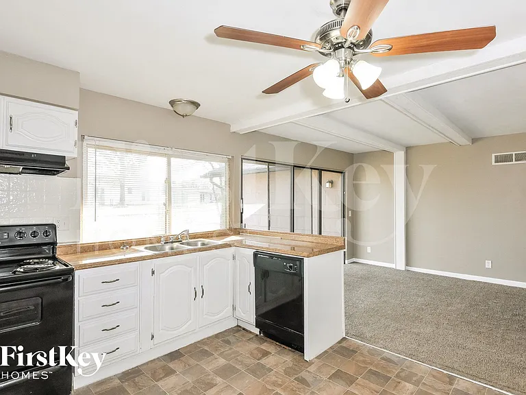 2740 Sherwood Dr — Photo 8