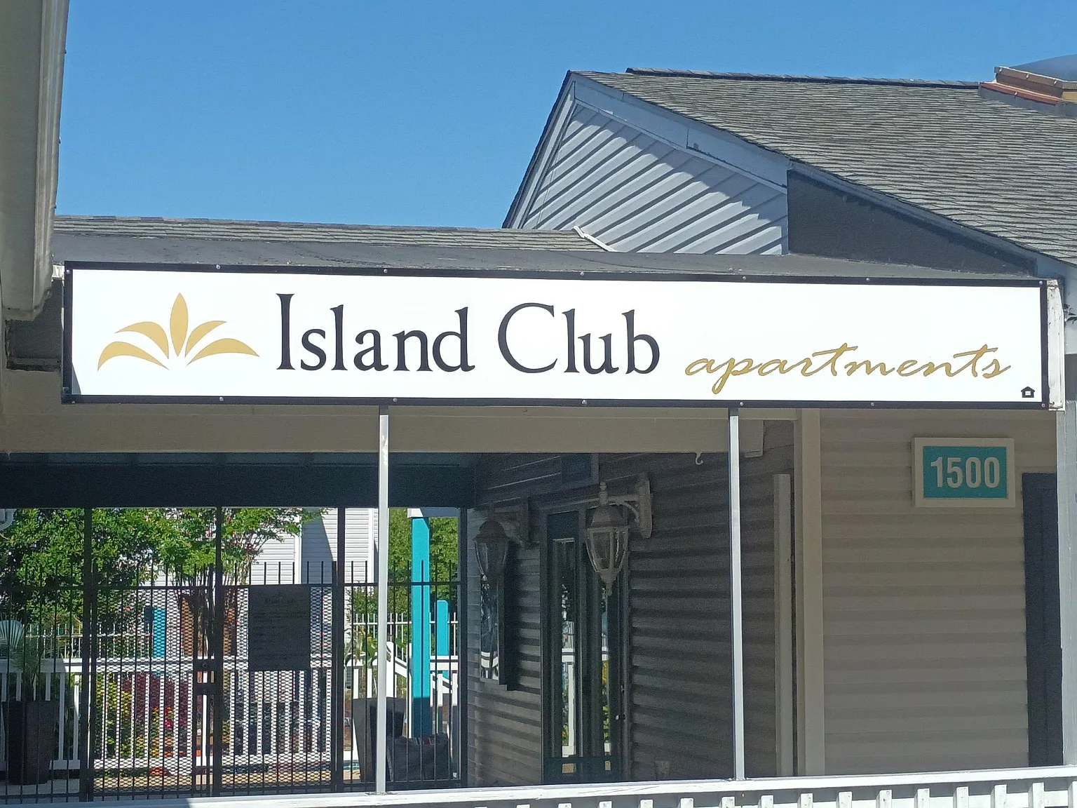 Island Club Apartments — Photo 2