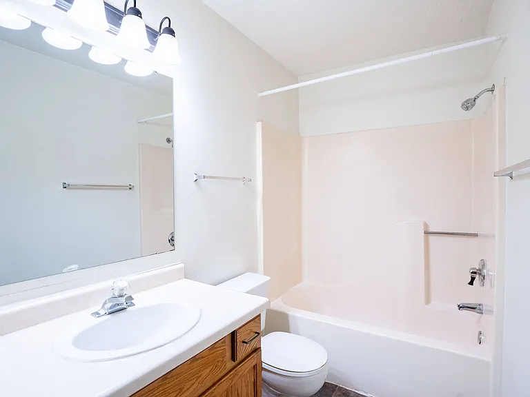 Fargo, ND Southgate Apartments | 21D | Bathroom