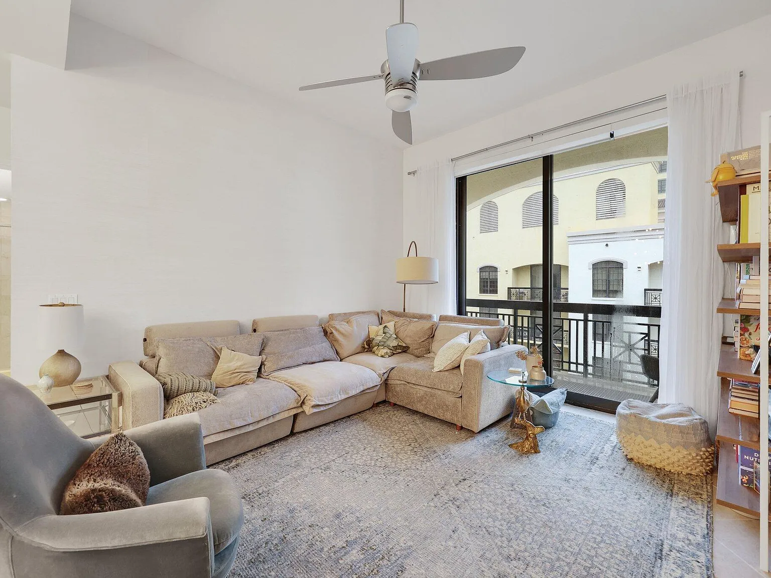 2 bed, 2.0 bath, 1333 sqft, $6,000 — Photo 2