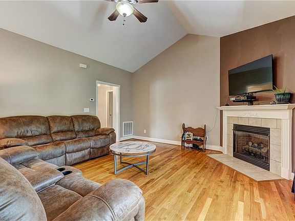3rd image of 184 Stillwater Ln