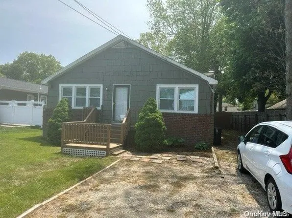 84 Cedarhurst Avenue, Selden, NY 11784