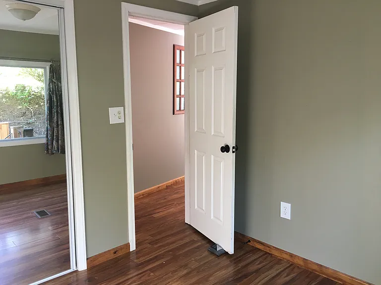 8'10"x8'10" bedroom (closet sliding doors are mirrored)