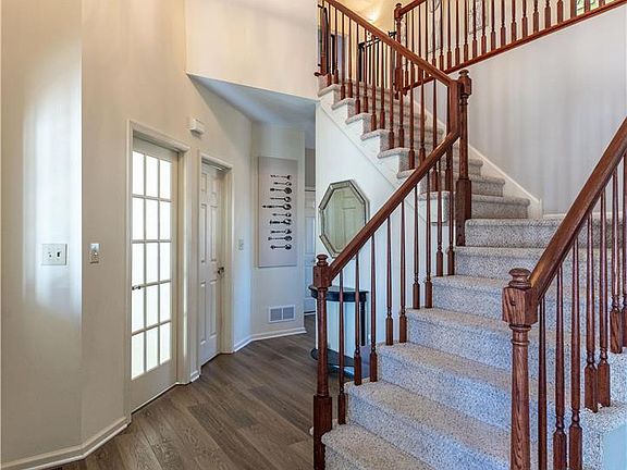 5th image of 25 Millbrook Ct