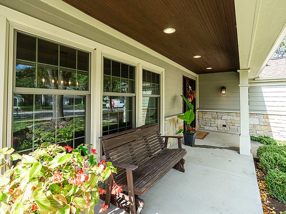3rd image of 810 Oakwood Dr