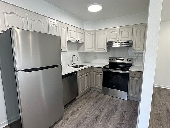 3rd image of 675 Monterey Blvd #8